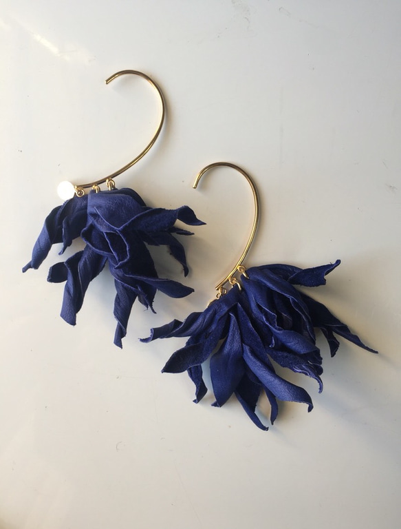 nejiri leather ear cuff. blue 1枚目の画像