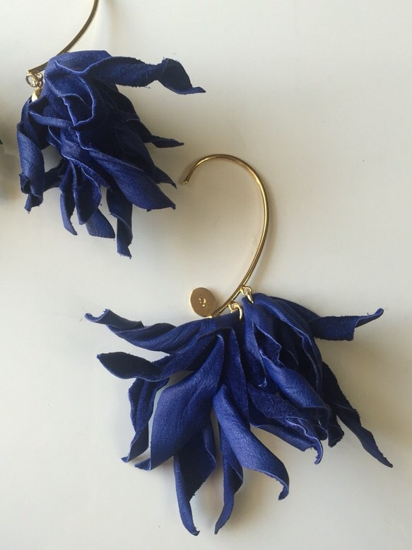 nejiri leather ear cuff. blue 2枚目の画像