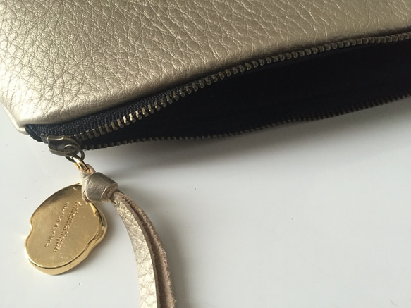 nejiri leather clutch bag. Gold 第3張的照片