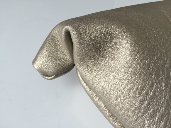 nejiri leather clutch bag. Gold 第4張的照片