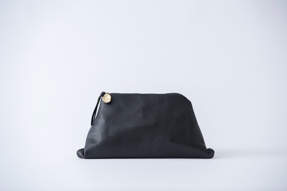 NEJIRI :  leather clutch bag. black 1枚目の画像