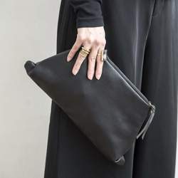 NEJIRI :  leather clutch bag. black 2枚目の画像