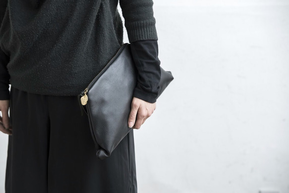 NEJIRI :  leather clutch bag. black 3枚目の画像