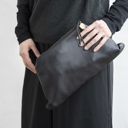 NEJIRI :  leather clutch bag. black 5枚目の画像