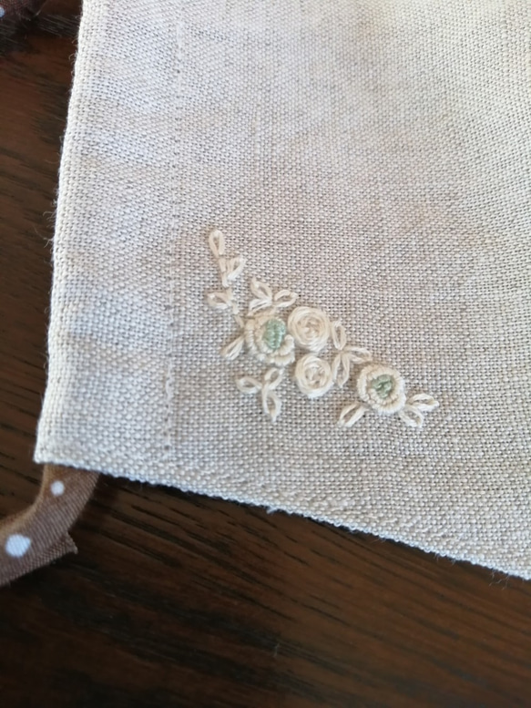 お洒落で耳の痛くなりにくいマスク　ワントーン刺繍　（薔薇の手刺繍) 6枚目の画像