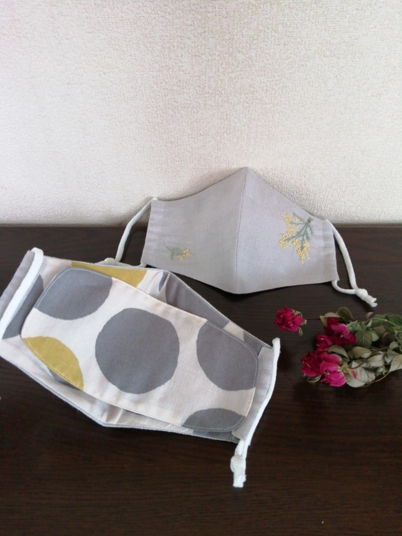お洒落刺繍マスク　ベルギーリネン　ライトグレー　（花の手刺繍) 3枚目の画像