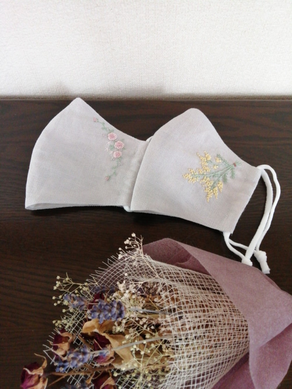 お洒落刺繍マスク　ベルギーリネン　ライトグレー　（花の手刺繍) 4枚目の画像
