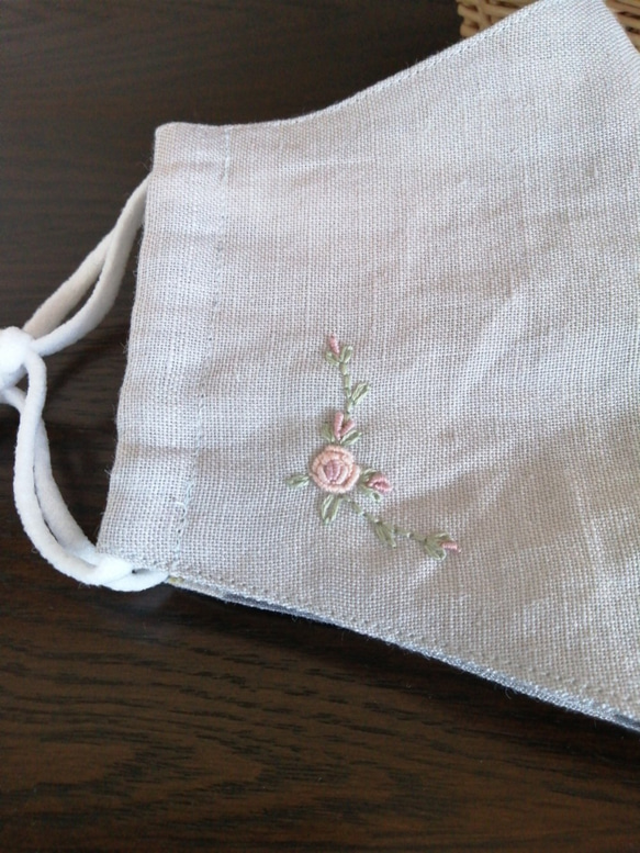 お洒落刺繍マスク　ベルギーリネン　ライトグレー　（つる小花) 3枚目の画像