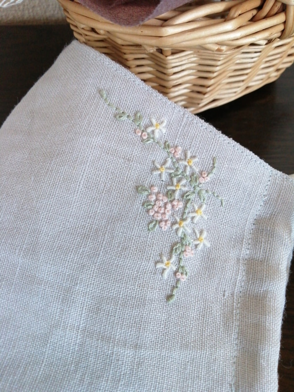 お洒落刺繍マスク　ベルギーリネン　ライトグレー　（つる小花) 7枚目の画像