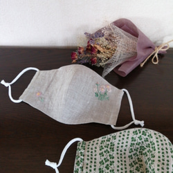 お洒落刺繍　杢リネンマスク　（花の手刺繍) 2枚目の画像