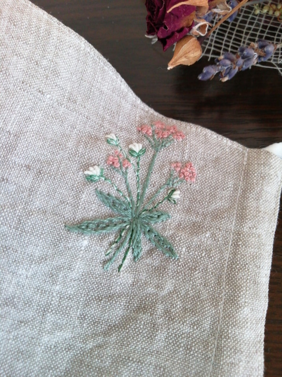 お洒落刺繍　杢リネンマスク　（花の手刺繍) 7枚目の画像