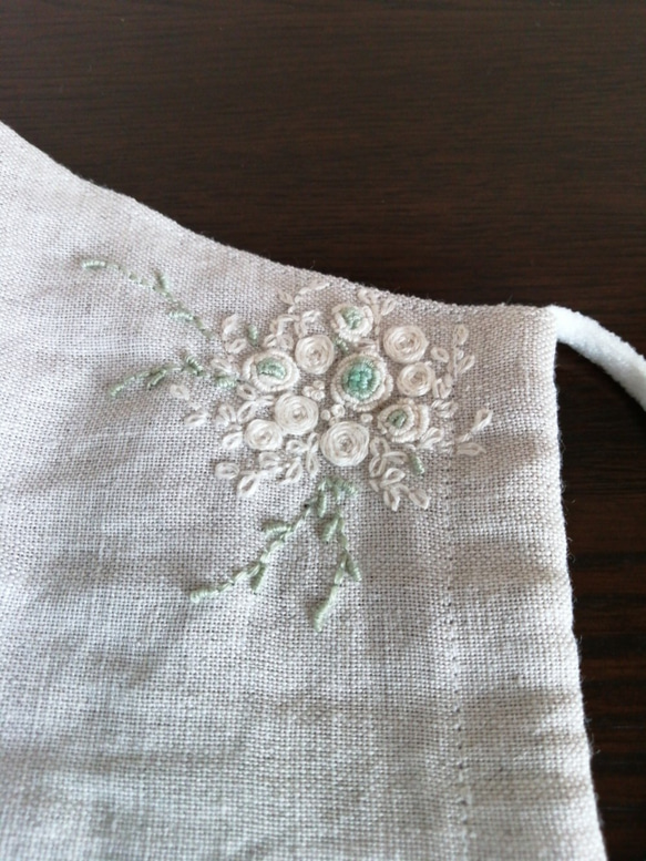 お洒落な刺繍マスク　ベルギーリネン　（つる薔薇) 6枚目の画像