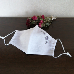 お洒落な刺繍マスク　ベルギーリネン　オフ　（マーガレットと薔薇) 4枚目の画像