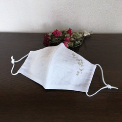 お洒落な刺繍マスク　ベルギーリネン　オフ　（マーガレットと薔薇) 5枚目の画像