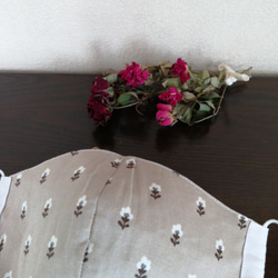 お洒落な刺繍マスク　ベルギーリネン　オフ　（マーガレットと薔薇) 6枚目の画像