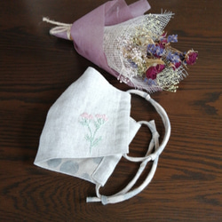 お洒落なサンドベージュ本麻マスク　（花の手刺繍) 4枚目の画像