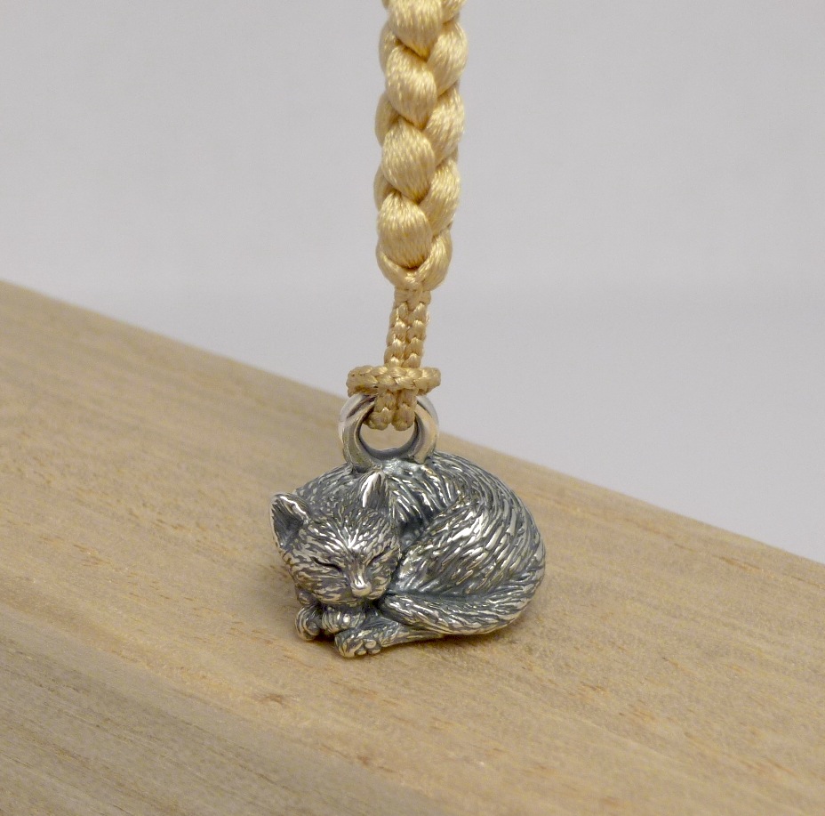 Ichi（座市） ファッション かすう工房IZURU「縄張り猫根付 不敵」