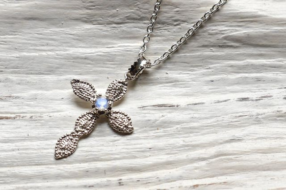 lace cross necklace(sv*ロイヤルブルームーンストーン）★レース★クロスネックレス★シルバー★天然石 1枚目の画像