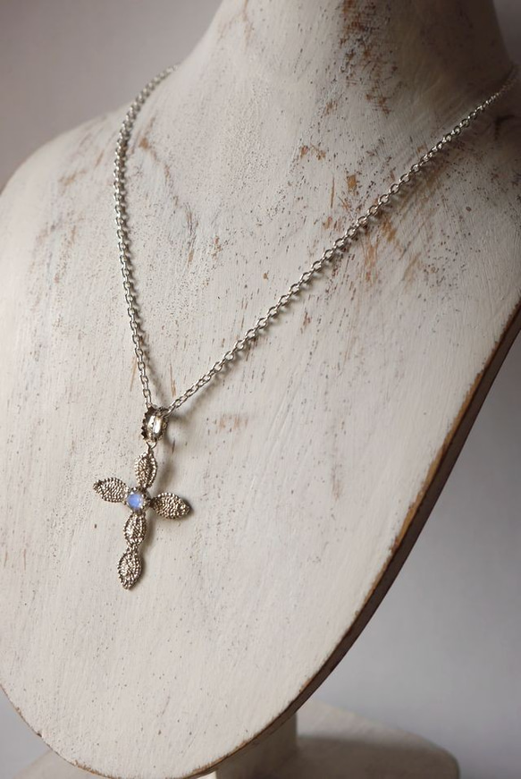 lace cross necklace(sv*ロイヤルブルームーンストーン）★レース★クロスネックレス★シルバー★天然石 4枚目の画像