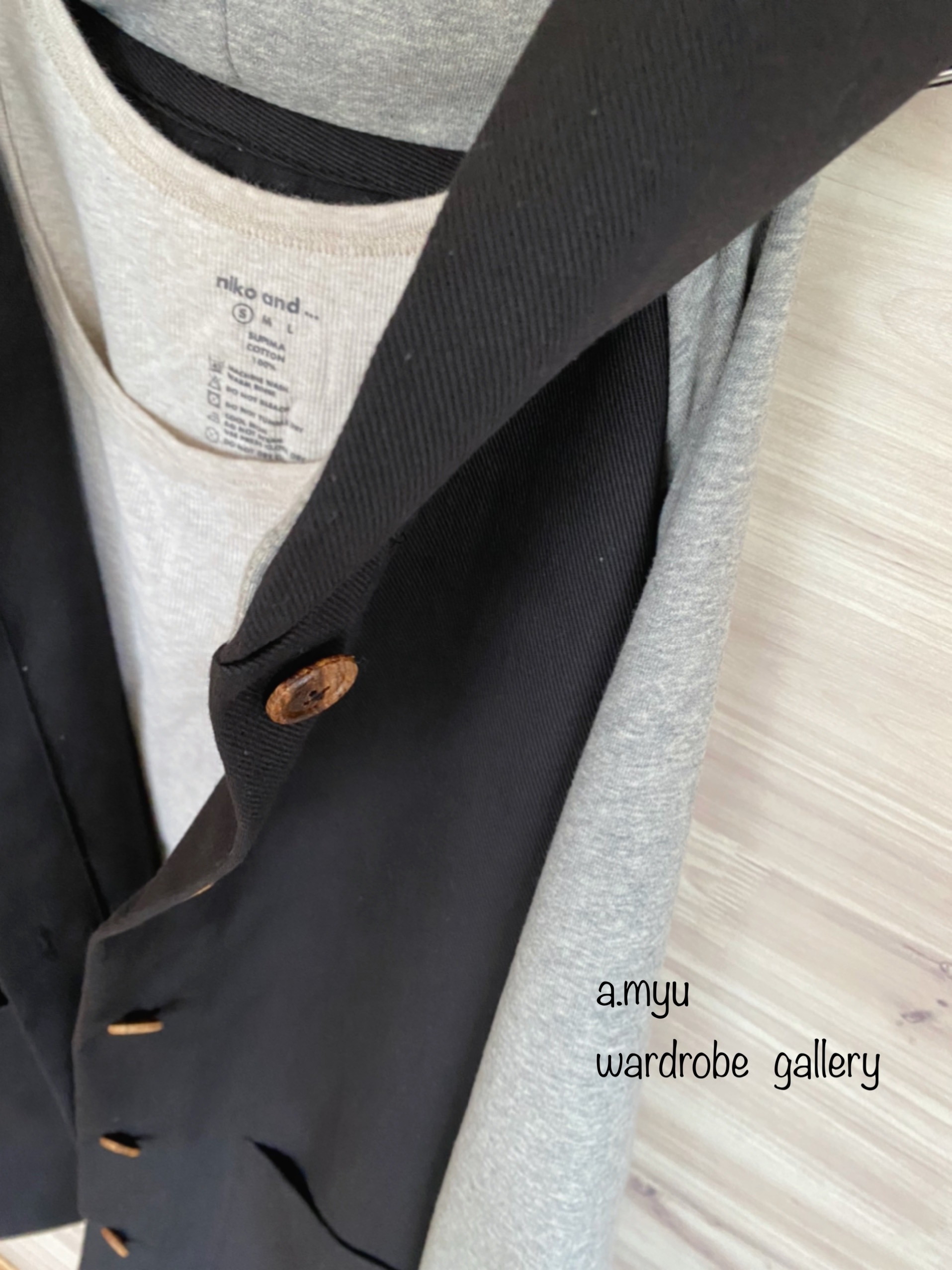 a.myu 新色　黒とグレー異素材ラグラン袖フード大きめ膝丈コート