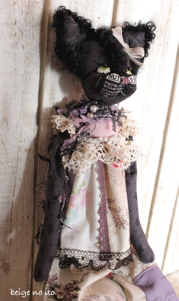 黒猫のぬいぐるみ（ドールタイプ）yuwa花柄プリント アンティークレース 3枚目の画像