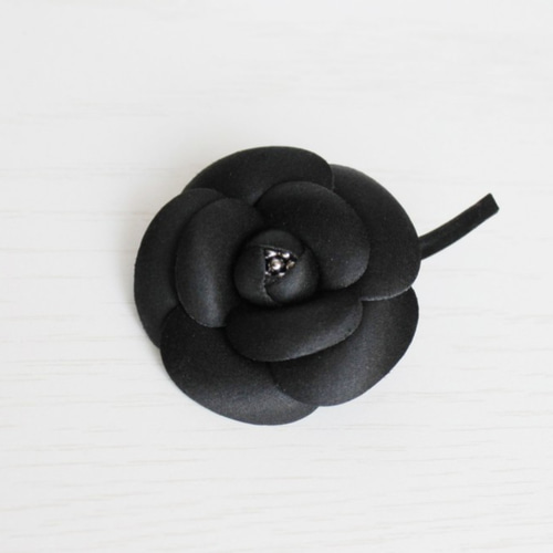 カメリアコサージュブローチ＜ブラック＞CY064-C6GP コサージュ ic amo