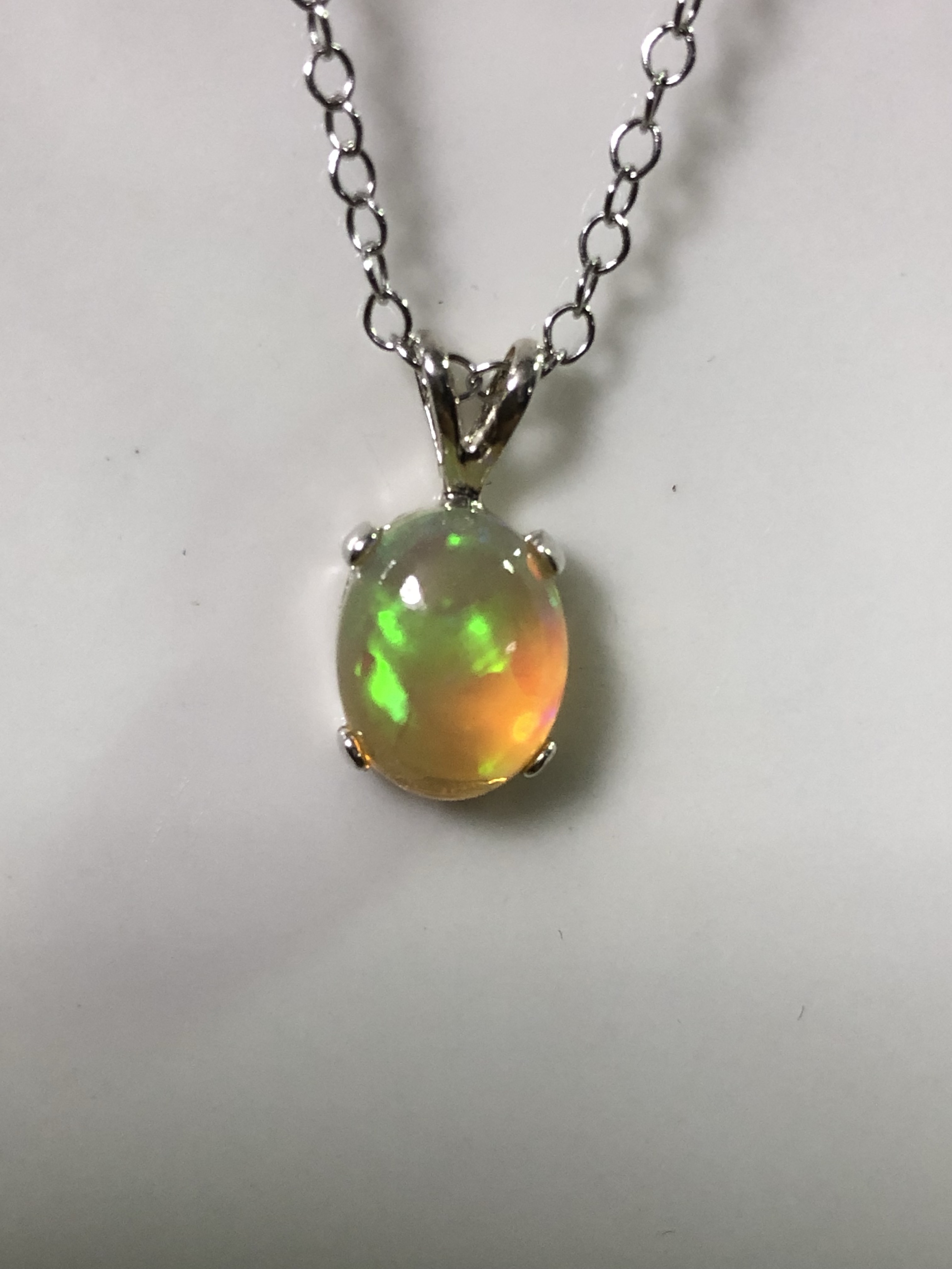 エチオピアオパール（カボション）のシンプルネックレス