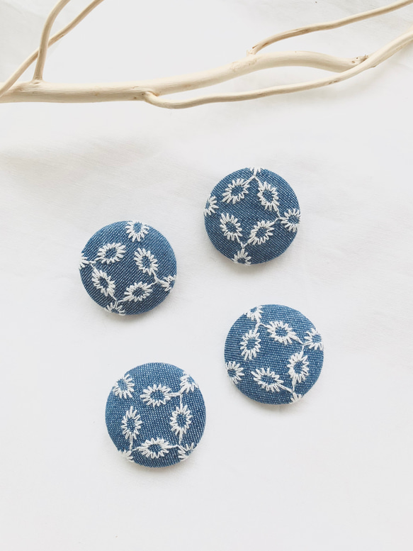 刺繍花柄ハンドメイドくるみボタン　27mm 1枚目の画像