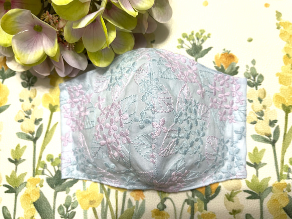 ブルー✖️紫陽花✖️刺繍　立体布マスク　チャーム1点プレゼント 1枚目の画像