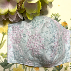 ブルー✖️紫陽花✖️刺繍　立体布マスク　チャーム1点プレゼント 2枚目の画像