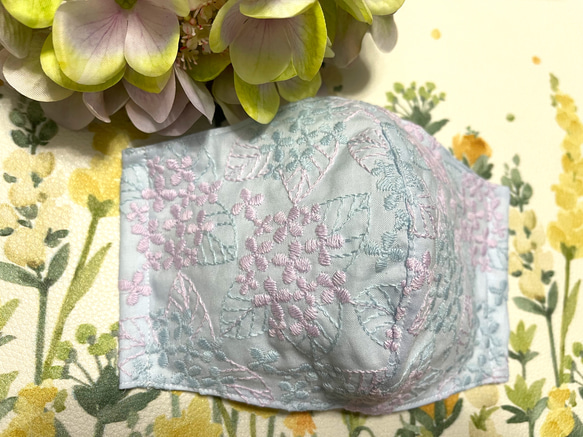 ブルー✖️紫陽花✖️刺繍　立体布マスク　チャーム1点プレゼント 2枚目の画像