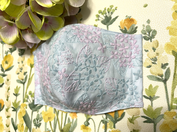 ブルー✖️紫陽花✖️刺繍　立体布マスク　チャーム1点プレゼント 3枚目の画像