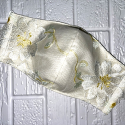 白色刺繡蕾絲花 x 跛腳 3D 布面罩 層疊無紡布面罩❗️ 第2張的照片