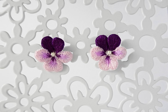 ビオラピアス❁¨̮ Viola」ビオラ刺繍ピアス/イヤリング イヤリング