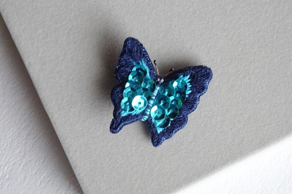蝶々のブローチ　刺繍　オオルリアゲハ　ブルー 2枚目の画像
