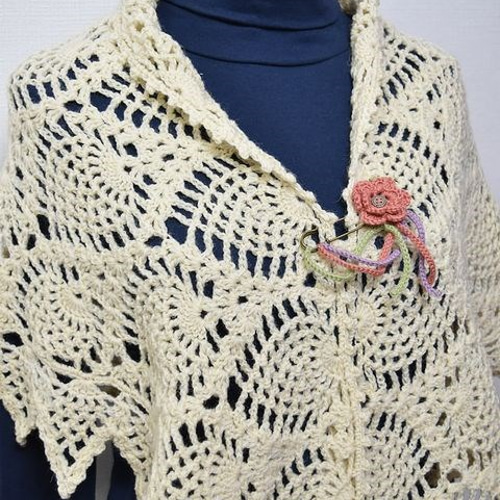 秋冬ウール○パイナップル編みの三角ストール（きなり）ﾋﾟﾝ付き 
