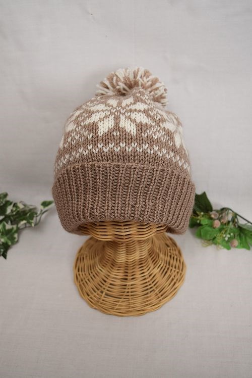 雪柄編込模様のニット帽（ﾍﾞｰｼﾞｭ&ｵﾌ白） ニット帽・ビーニー TOM屋