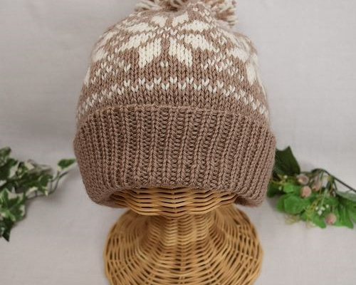 雪柄編込模様のニット帽（ﾍﾞｰｼﾞｭ&ｵﾌ白） ニット帽・ビーニー TOM屋