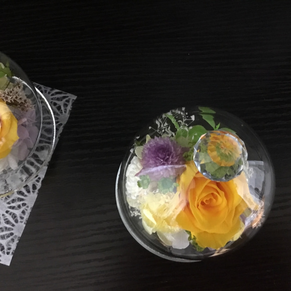 ガラスドームのお供え　黄色いバラとピンポンマム 2枚目の画像