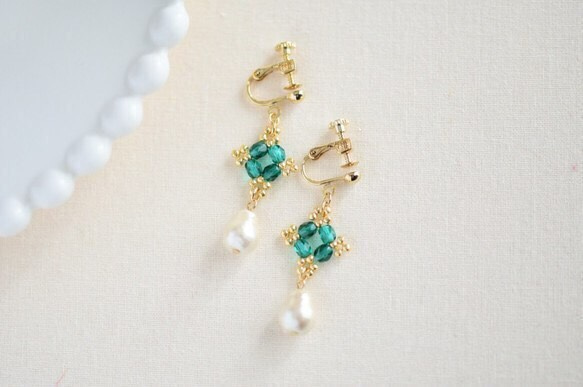 串珠的蕾絲和棉質珍珠瑪瑙耳環/綠色的耳環 第3張的照片