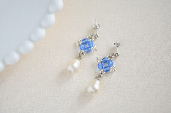 珠飾花邊和棉珍珠無環耳環藍色（可替換為耳環） 第2張的照片