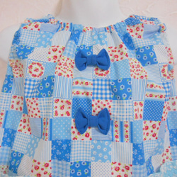 80cm ブルー系パッチワーク風　リボン、フリル　袖なしスモック  入園 入学 女の子 3枚目の画像