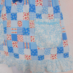 80cm ブルー系パッチワーク風　リボン、フリル　袖なしスモック  入園 入学 女の子 4枚目の画像