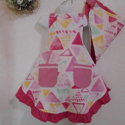 100~120cm　2点セット　 キッズエプロン＆三角巾　かわいい三角柄　ピンク系  入園 入学  女の子 1枚目の画像