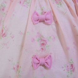 一点もの★130cm　yuwa生地ピンク系上品な花柄　リボン、フリル　スモック 入園 入学 女の子 3枚目の画像