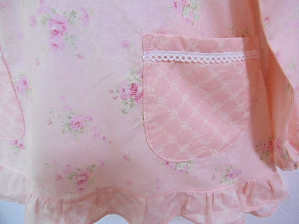 一点もの★130cm　yuwa生地ピンク系上品な花柄　リボン、フリル　スモック 入園 入学 女の子 4枚目の画像