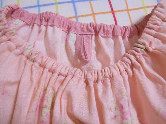 一点もの★130cm　yuwa生地ピンク系上品な花柄　リボン、フリル　スモック 入園 入学 女の子 6枚目の画像