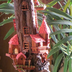 風車のある赤い屋根のツリーハウス 3枚目の画像