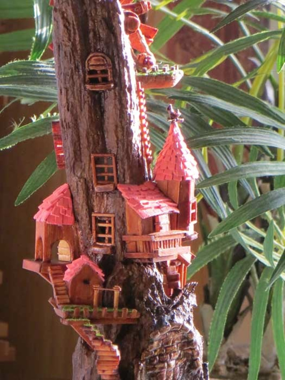 風車のある赤い屋根のツリーハウス 3枚目の画像