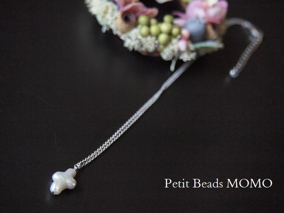 願いが叶う？純白の美！淡水真珠のクロス＆水晶～シンプルなネックレス 1枚目の画像